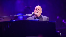 Billy Joel sitzt 2018 bei einem Auftritt in New York am Klavier