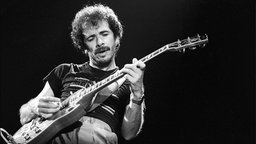 Carlos Santana bei einem Auftritt in Paris 1981