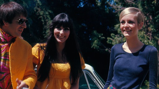 Cher mit Twiggy und Sonny Bono circa 1967
