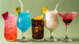 Fünf verschiedene tropisch dekorierte Cocktails