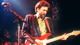 Eric Clapton steht 1987 bei einem Konzert in der Dortmunder Westfalenhalle auf der Bühne