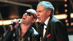 Kai Havaii von der Band "Extrabreit" und Entertainer Harald Juhnke singen 1996 gemeinsam ihren Song "Nichts ist für immer"