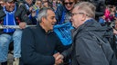 Herbert Grönemeyer begrüßt den damaligen Trainer Robin Dutt beim Fußballspiel VfL Bochum gegen SpVgg Greuther Fuerth (2019)
