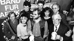 Herbert Grönemeyer, Ina Deter, Klaus Lage, Willy Millowitsch, Alfred Biolek und Mitglieder diverser Pop-Bands bei einem Gruppenfoto im Rahmen des Projekts "Band für Afrika" (1985)