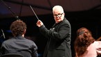 Herbert Grönemeyer dirigiert das Orchester "Bochumer Symphoniker" bei einem Konzert in den Holstenhallen in Neumünster