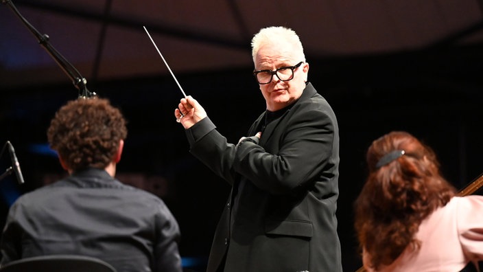 Herbert Grönemeyer dirigiert das Orchester "Bochumer Symphoniker" bei einem Konzert in den Holstenhallen in Neumünster