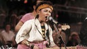 Ina Deter auf der Bühne mit pinker E-Gitarre singt ins Mikrofon