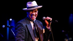 Kid Creole (aka Thomas August Darnell Browder) bei einem Auftritt 2015 in London