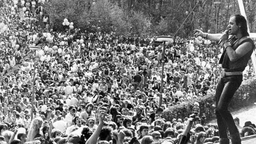 Rockmusiker Udo Lindenberg tritt am 10.05.1982 auf der Waldbühne in Berlin auf