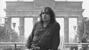 Udo Lindenberg posiert am 13. Oktober 1983 in Ostberlin vor dem Brandenburger Tor