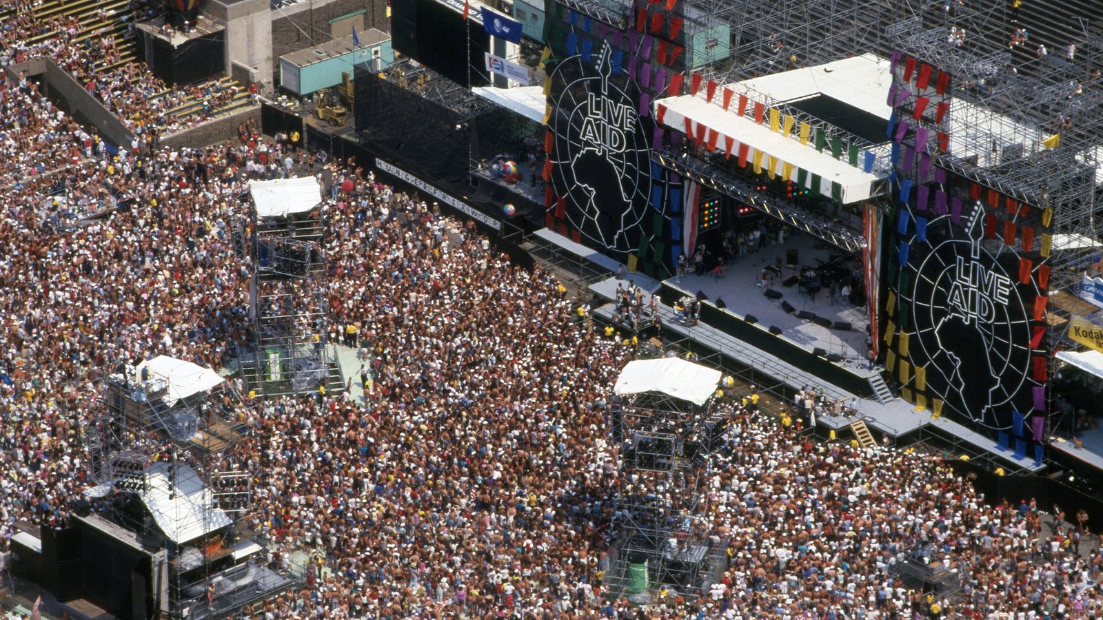 Blick von oben auf das prall gefüllte Stadion in Philadelphia während des Live-Aid-Konzerts