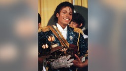 Michael Jackson 1984 backstage bei den Grammy Awards mit seinen Trophäen, die er in acht verschiedenen Kategorien gewonnen hat
