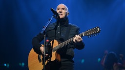 Midge Ure steht 2025 bei der Night of the Proms in der Festhalle in Frankfurt am Main auf der Bühne