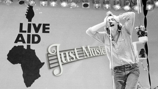 Bob Geldorf vor dem Live Aid Logo