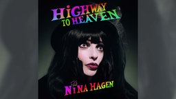 Das Cover des Albums "Highway To Heaven" zeigt Nina Hagen, die ganz in Schwarz gekleidet ist, einen schwarzen Hut trägt und nachdenklich nach oben blickt. Der Titel des Albums und der Name der Sängerin ist mit bunten Farbverläufen gestaltet 