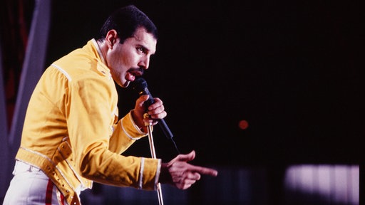 Freddie Mercury am 19. Juli 1986 beim Queen-Konzert anlässlich der "Magic Tour" auf der Bühne im Müngersdorfer Stadion