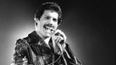 Freddie Mercury von der Band Queen bei einem Auftritt 1980