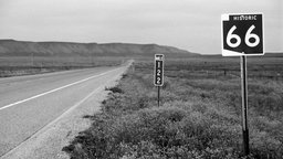 Das Archivbild von Mai 1995 zeigt ein Straßenschild an der historischen "Route 66" bei Seligman (USA)