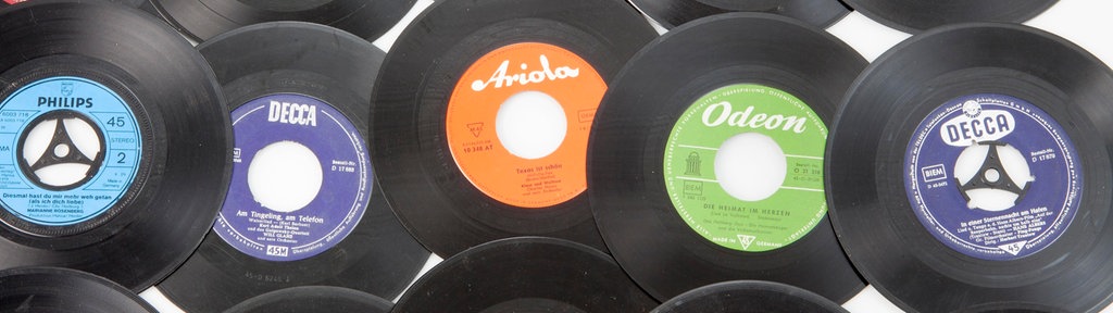 Mehrere alte Schallplatten liegen nebeneinander