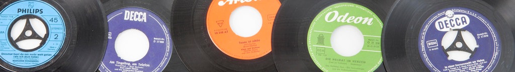 Mehrere alte Schallplatten liegen nebeneinander