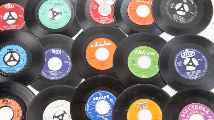 Mehrere alte Schallplatten liegen nebeneinander
