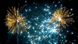 Silvesterraketen explodieren am Himmel