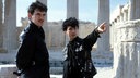 Marc Almond und Dave Ball von Soft Cell posieren 1982 vor einem griechischen Tempel