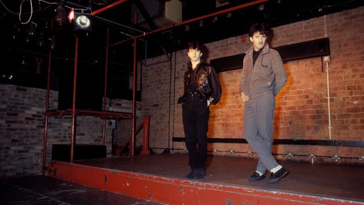 Marc Almond und Dave Ball von Soft Cell posieren 1982 auf einer Bühne