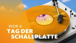 Ein Plattenspieler mit einer gelb-orangefarbenen Schallplatte vor blauem Wölkchenhimmel