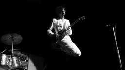 Pete Townshend springt 1970 bei einem Auftritt von "The Who" in Paris in die Höhe
