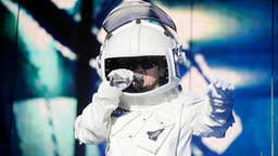 Udo Lindenberg 2008 als Astronaut verkleidet bei einem Auftritt in Hamburg