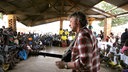 Wolfgang Niedecken besucht Dorf in Uganda