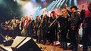 Alle Mitwirkenden zusammen auf der Bühne in "Arsch huh – Zäng ussenander" 1992