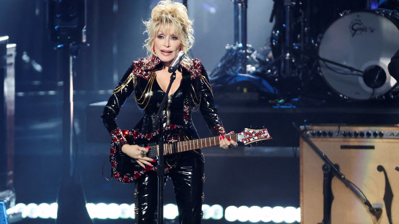 Dolly Parton singt bei der 37. Rock & Roll Hall of Fame Induction Ceremony in Los Angeles 2022