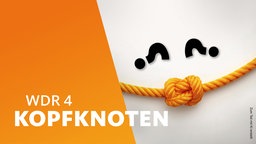 Ein gebogenes Seil mit einem Knoten in der Mitte, darüber zwei gekippte Fragezeichnen, in der Anmutung eines lächelnden Gesichts