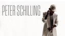 Peter Schilling mit einem Mikrofonständer. er schaut zum Boden. Daneben steht sein Name.