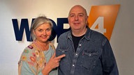 Frank Goosen und Gastgeberin Heike Knispel lächeln freundlich in die Kamera