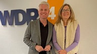 Guido Cantz und Ute Schneider, hinter ihnen an der Wand ein "WDR 4"-Schriftzug.