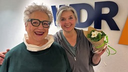  Harriet Drack und Moderatorin Heike Knispel vor der WDR 4-Wand