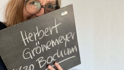 WDR 4-Moderatorin Ute Schneider versteckt sich hinter ihrer "Bochum 4630"-Schallplatte von Herbert Grönemeyer