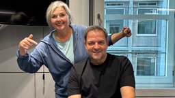 Hundeprofi Martin Rütter und WDR 4-Moderatorin Heike Knispel lächeln in die Kamera