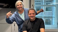 Hundeprofi Martin Rütter und WDR 4-Moderatorin Heike Knispel lächeln in die Kamera