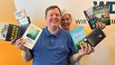 Mike Altwicker und Heike Knispel stehen im WDR 4-Studio und halten acht Bücher in den Händen