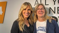 Nicole Staudinger und Ute Schneider stehen nebeneinander im Flur des WDR 4-Studios