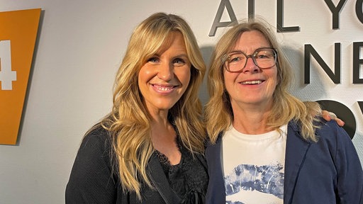 Nicole Staudinger und Ute Schneider stehen nebeneinander im Flur des WDR 4-Studios