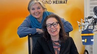 Ein porfessionelles Foto von Petra Jagow. Sie lächelt kompetent in die Kamera. Sie trägt einen Blazer und darunter eine blaue, gemusterte Bluse. Ihre dunklen Haare trägt sie offen. 