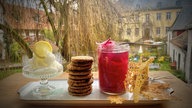 Maisplatten, Haferkekse, gepickelte rote Zwiebeln und eine Zitronen-Granita stehen nebeneinander auf einem Tisch/Brettchen