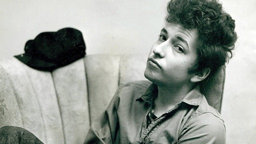 BOB DYLAN entspannt sich in einem Stuhl. (ca. 1960s)