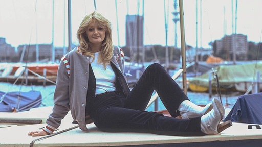 Bonnie Tyler in einem Hafen
