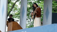 Filmszene aus "Like A Complete Unknown" mit Monica Barbaro als Joan Baez 